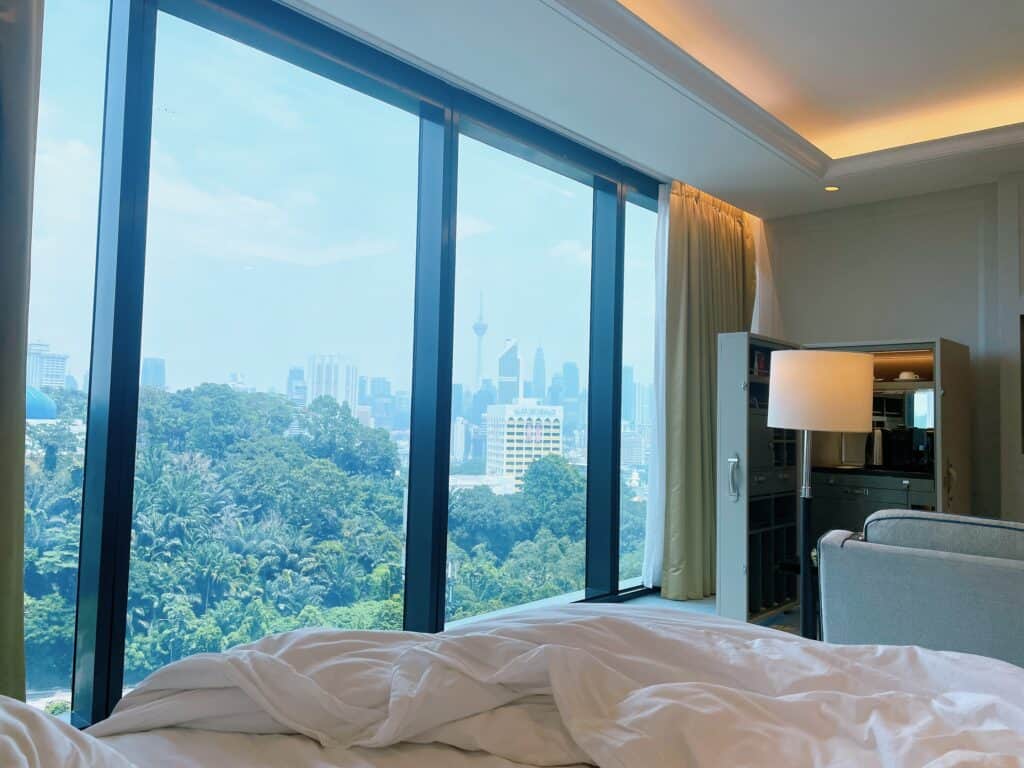 ベッド側から眺めるKLタワー方面のシティービュー