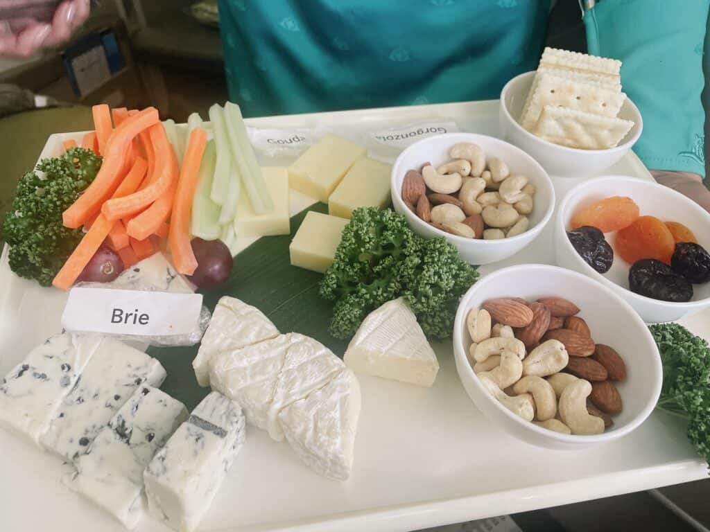 ビジネスクラス機内食のチーズ&ナッツ