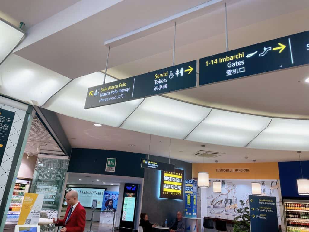 天井から吊り下げられている標識