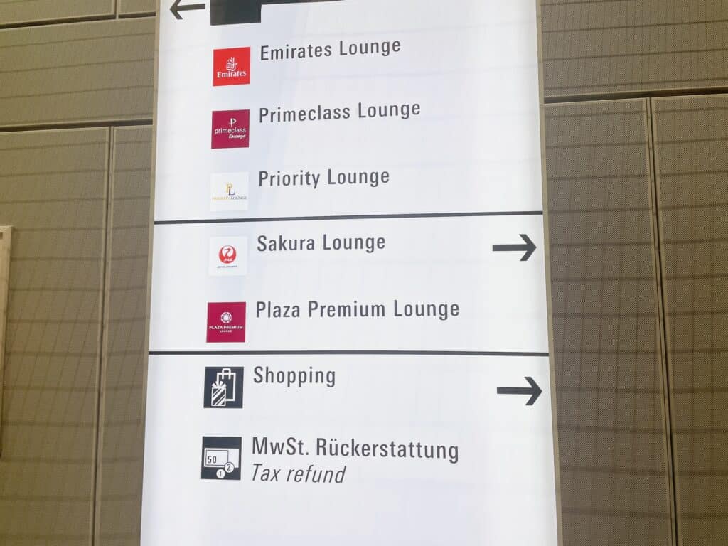 フランクフルト国際空港JALサクララウンジの場所を示した看板