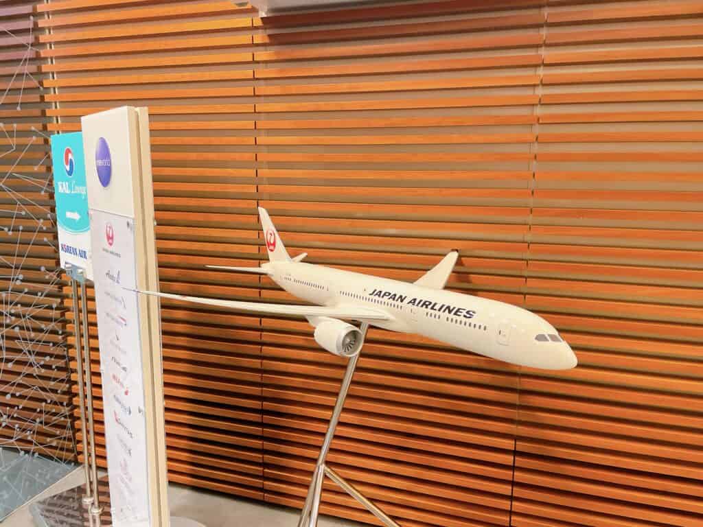 フランクフルト国際空港JALラウンジに飾られている飛行機の模型