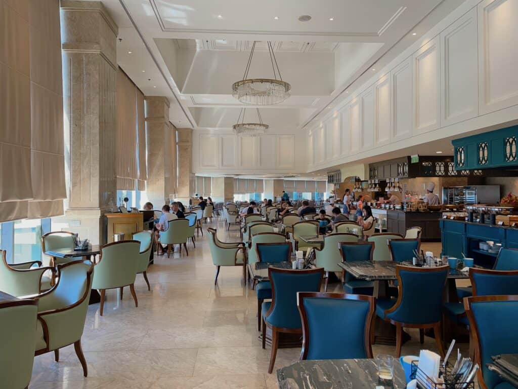 フォーポイントダナンの朝食会場