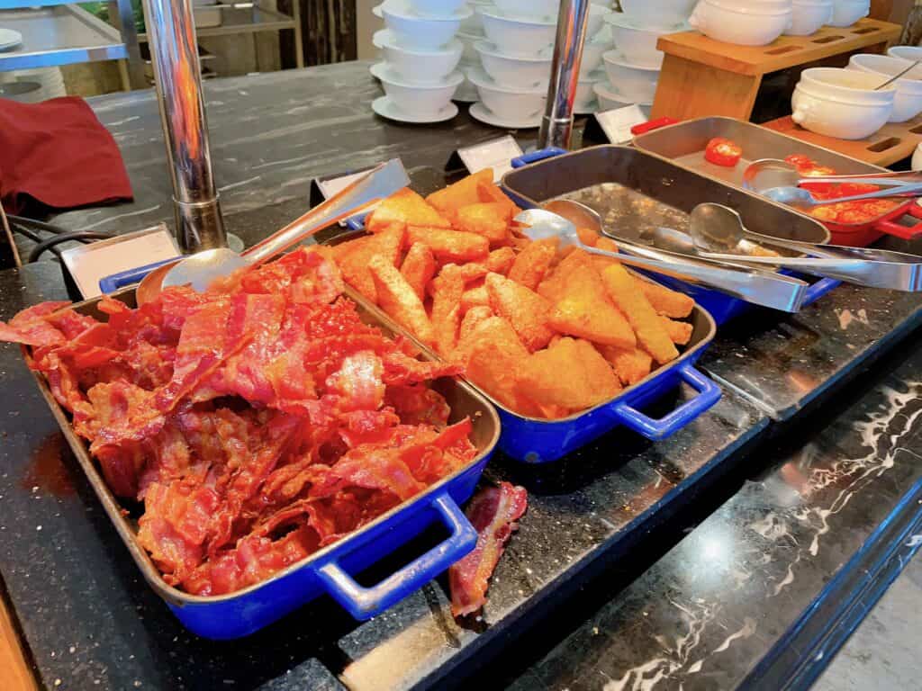 ベーコンやハッシュドポテトなど