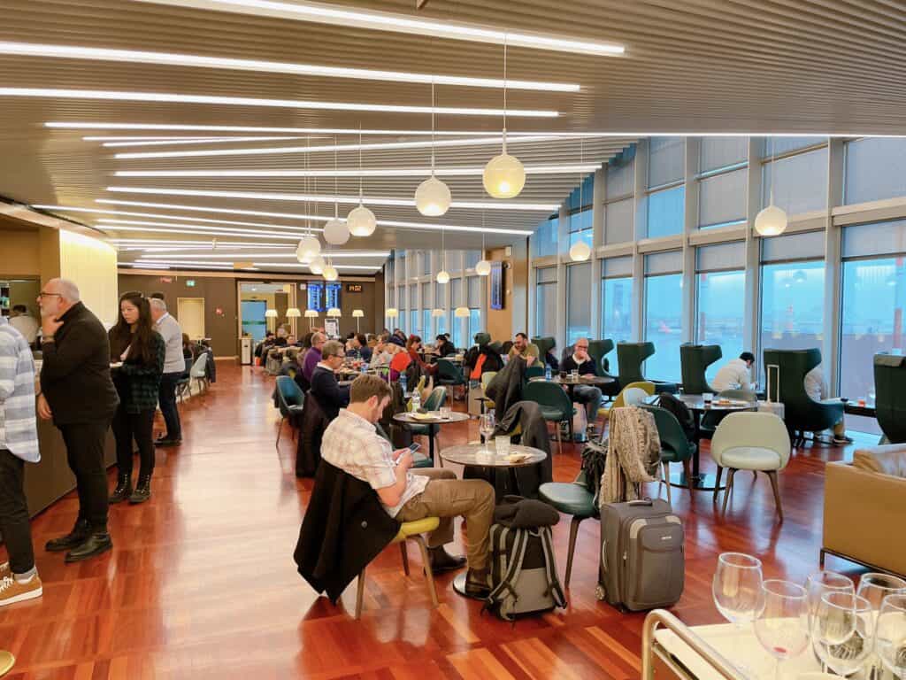 別角度から撮影したマルコポーロラウンジ全体の様子