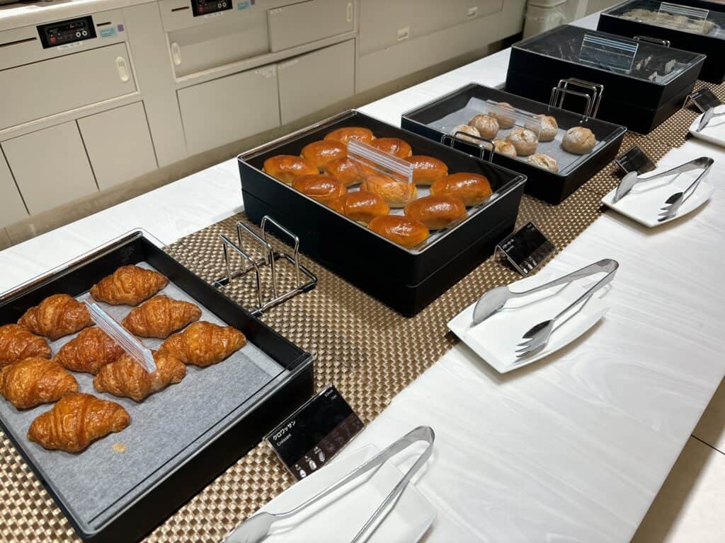 クロワッサンなどのパンコーナー