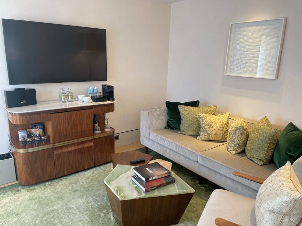 スイートルームのリビングルーム