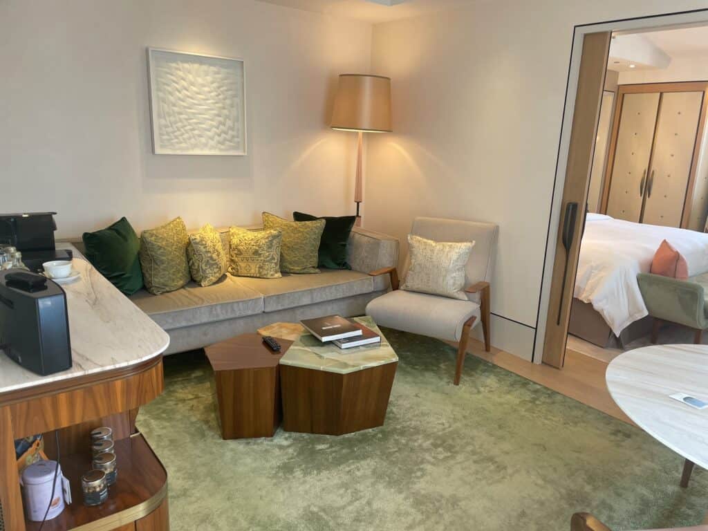 別角度から撮影したリビングルーム