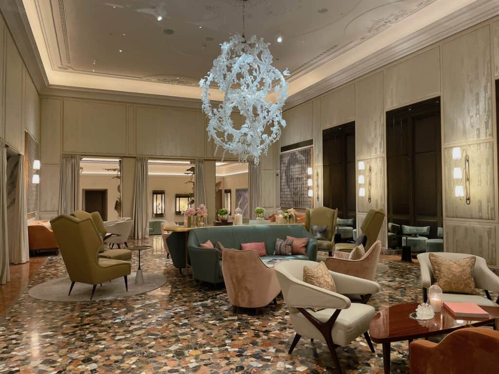 別角度から撮影したセントレジスベニスのロビー