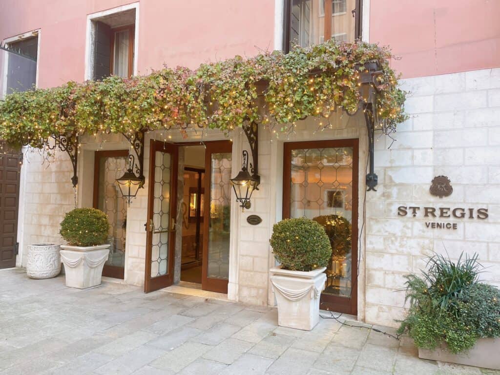 セントレジスベニスの入り口