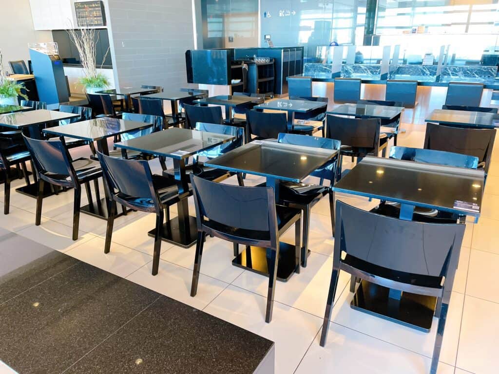 羽田空港第3ターミナル内のダイニングテーブル