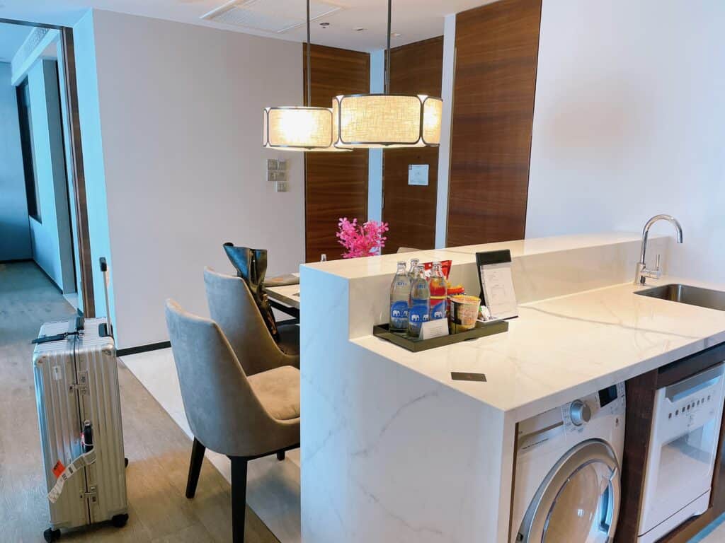 別角度から撮影したキッチン