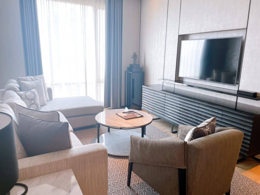 別角度から撮影したワンベッドスイートルームのリビングルーム