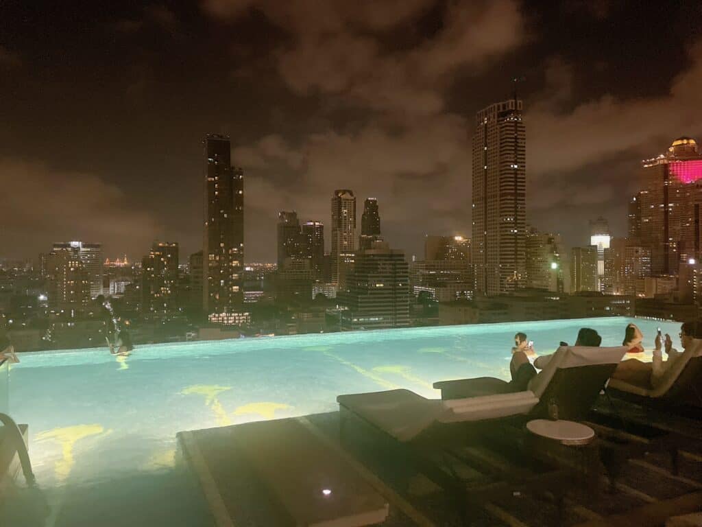 別角度から撮影したプールの夜景