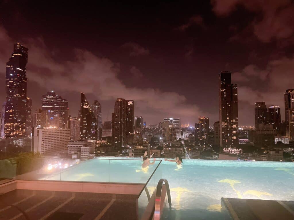 プールエリアの夜景