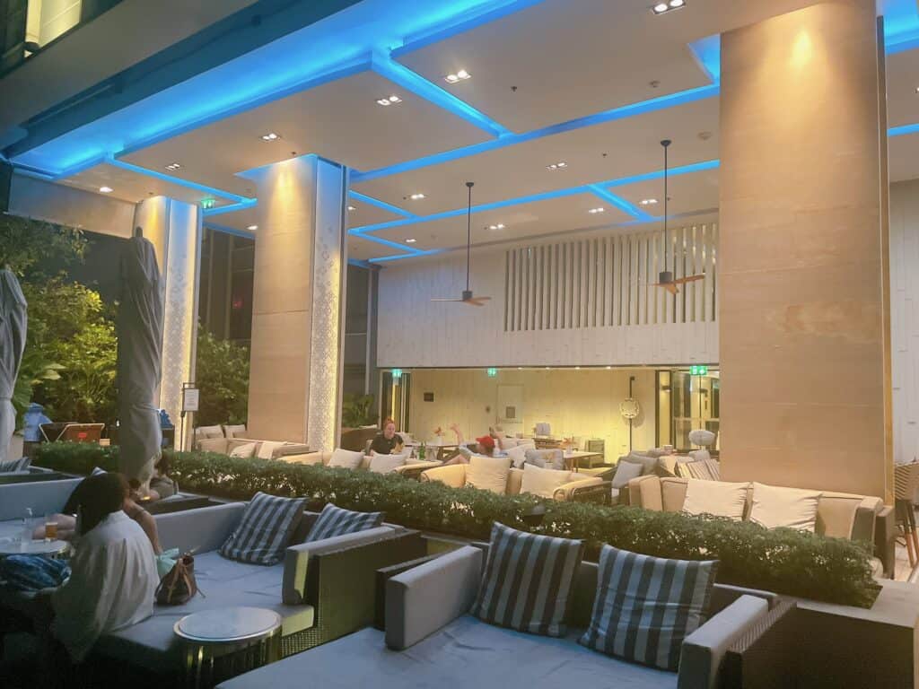 プールエリアに併設されているバーエリア