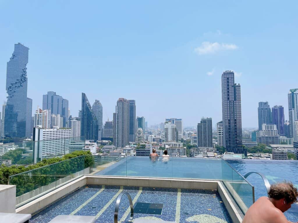 別角度から撮影したバンコクマリオットスリウォンのプールエリア