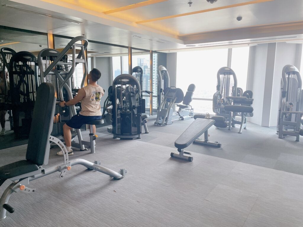 別角度から撮影したフィットネスルーム