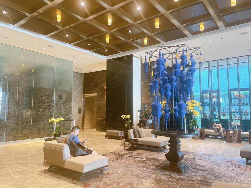 別角度から撮影したバンコクマリオットスリウォンのロビー&レセプション