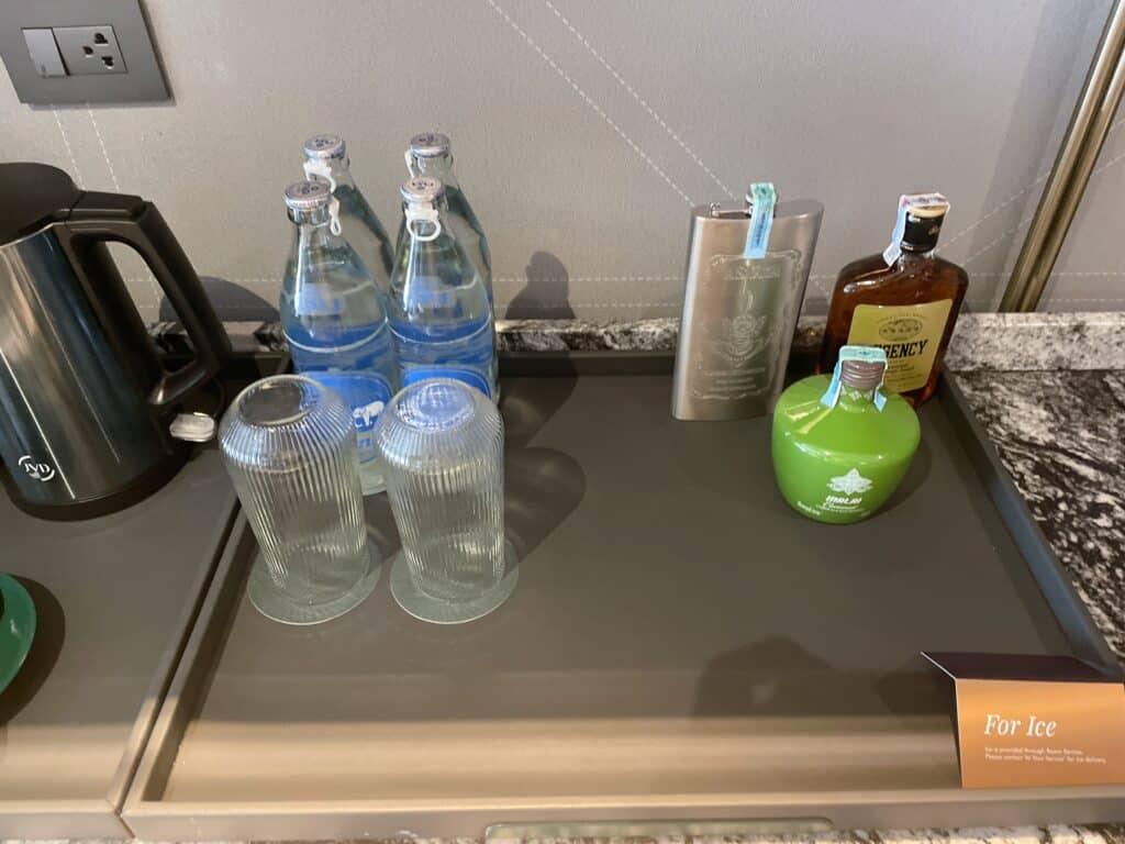 無料のミネラルウォーターと有料のリキュール類