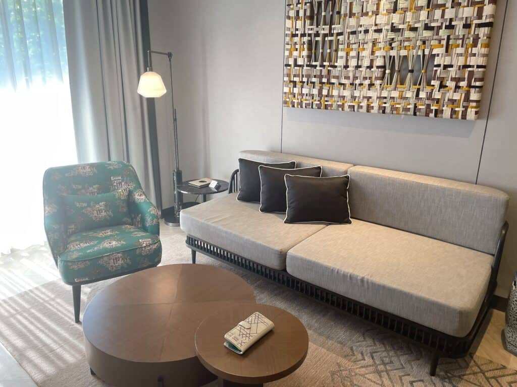 別角度から撮影したソファ