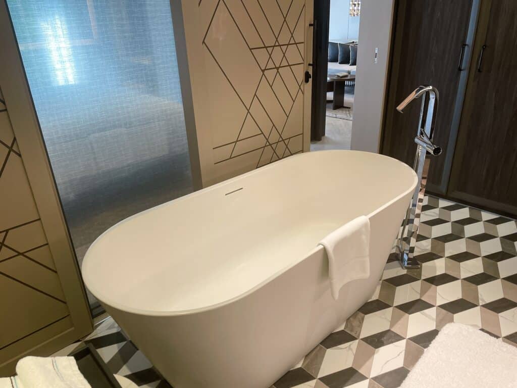 エメラルドスイートルームのバスタブ