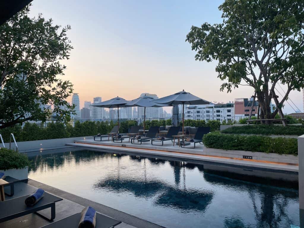 屋上にあるプールエリア