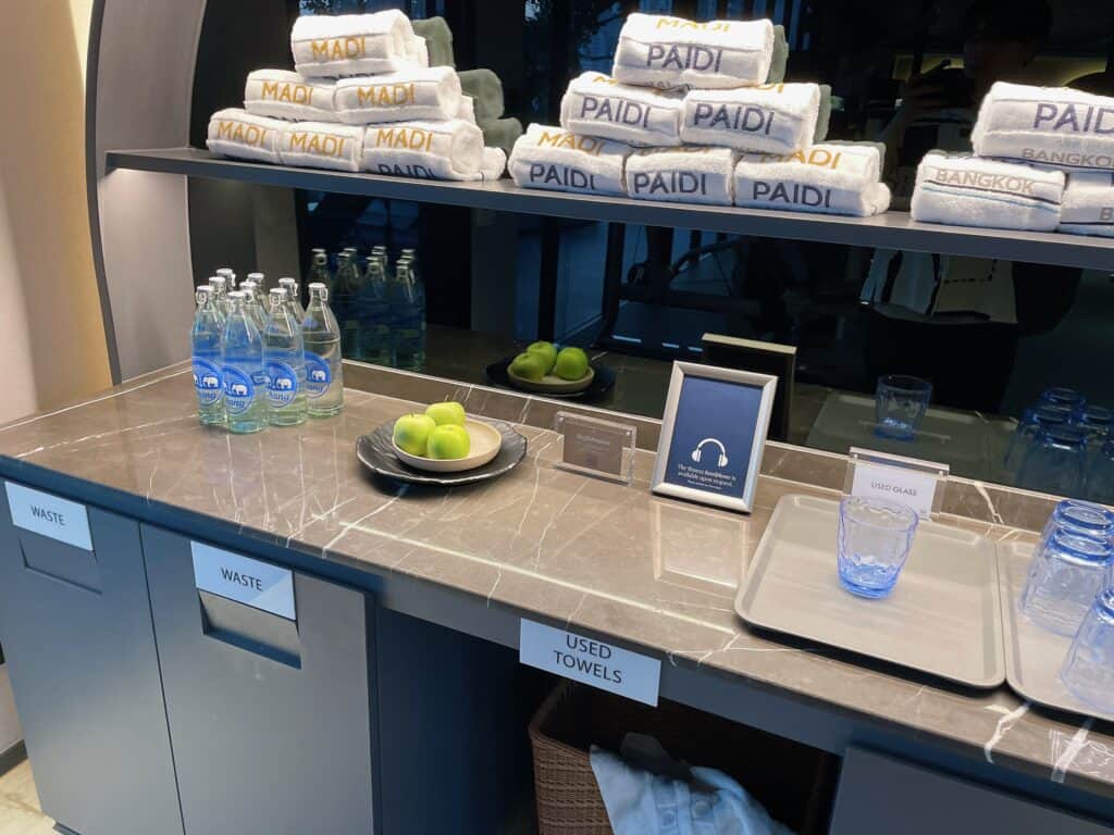 フィットネスルームで提供されているミネラルウォーターとフルーツ