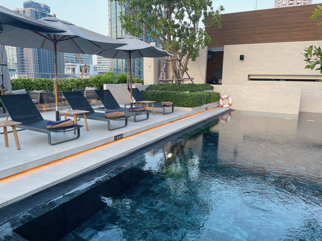 別角度から撮影したプールエリア