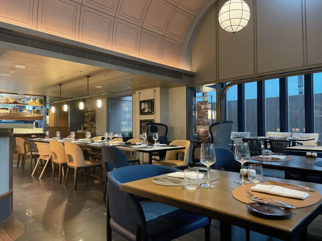 別角度から撮影したレストラン内の様子