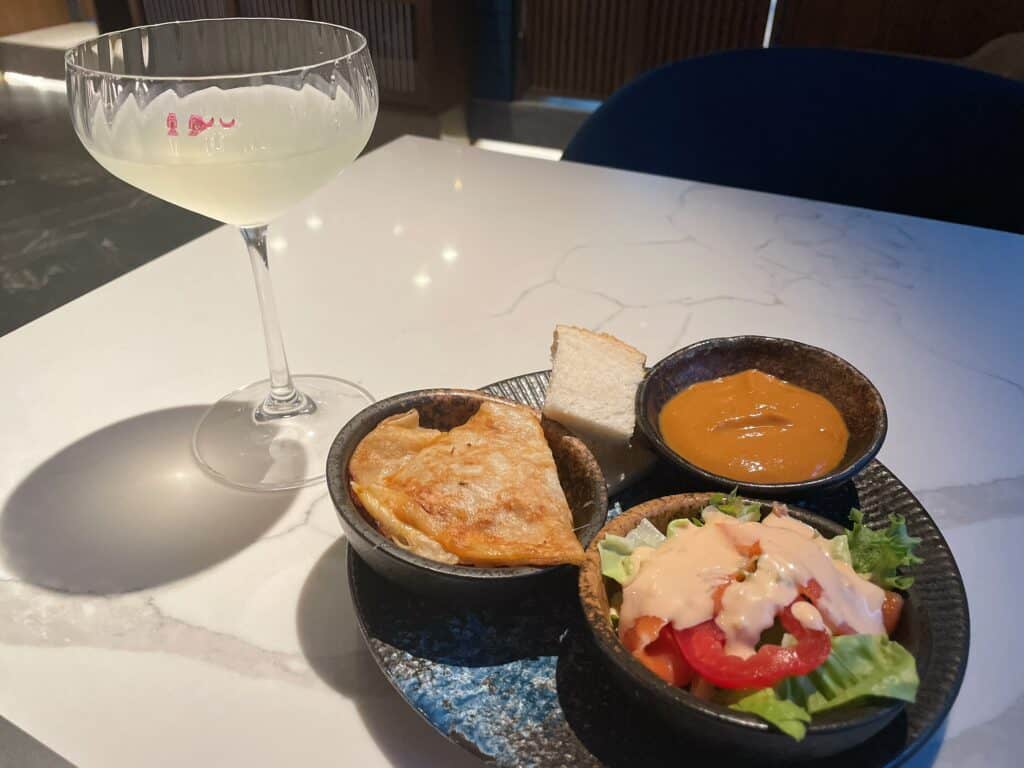 日替わりのカクテルと3種類のカナッペ