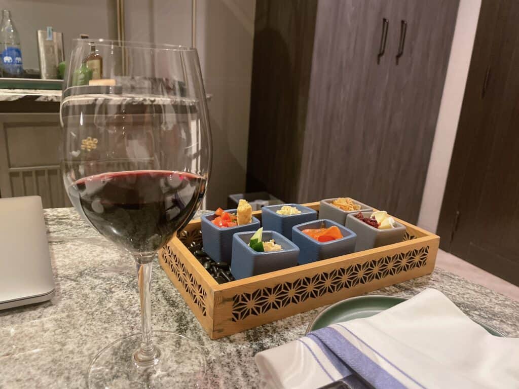 ウェルカムギフトのワインとカナッペ