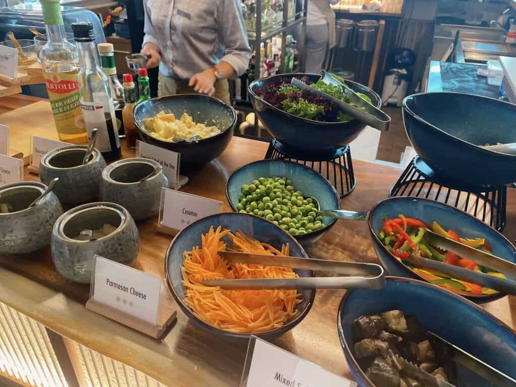 サラダコーナー