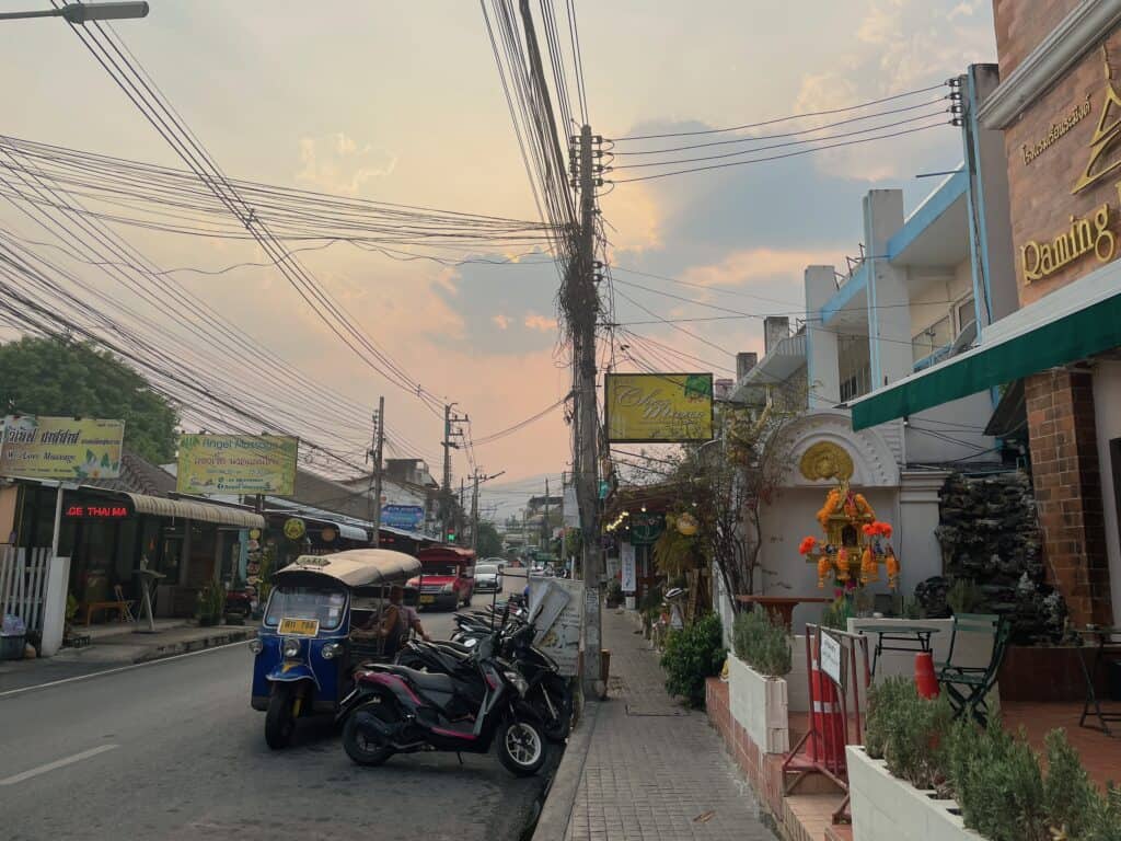 エクスペディアを使って渡航したチェンマイの道路の風景