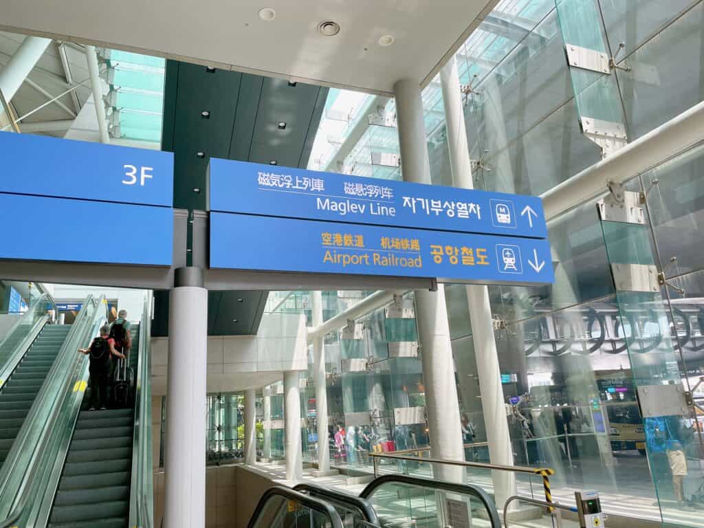 仁川空港の空港鉄道乗り場につながるエスカレーター