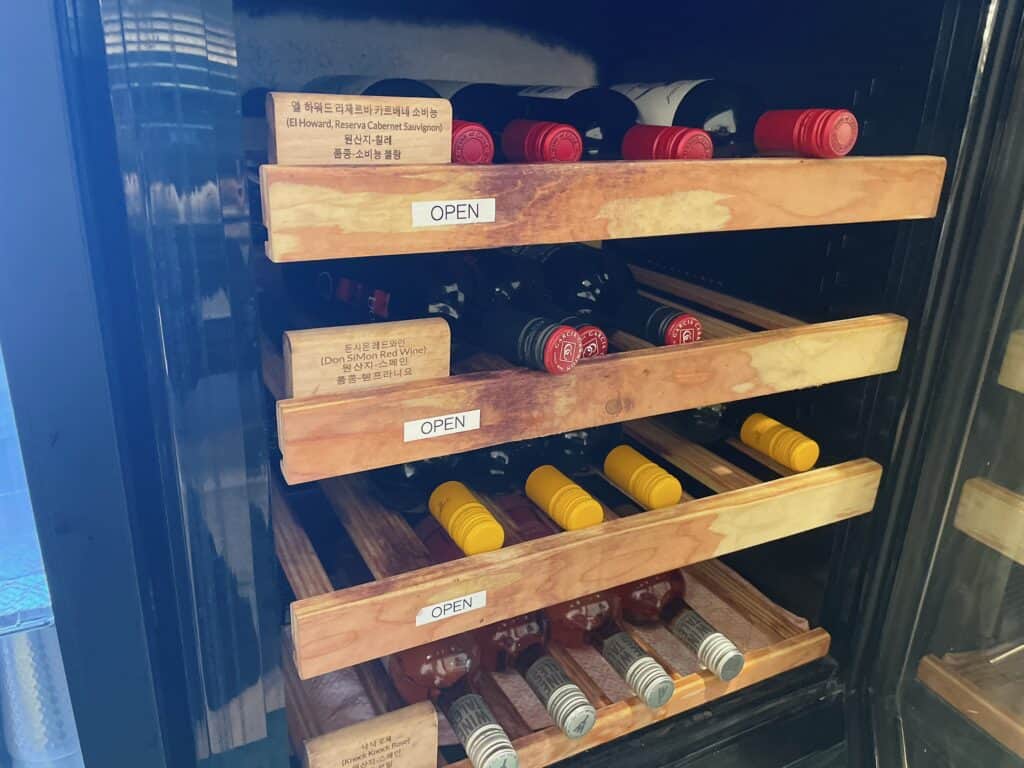 ワインセラーに収納されているワイン