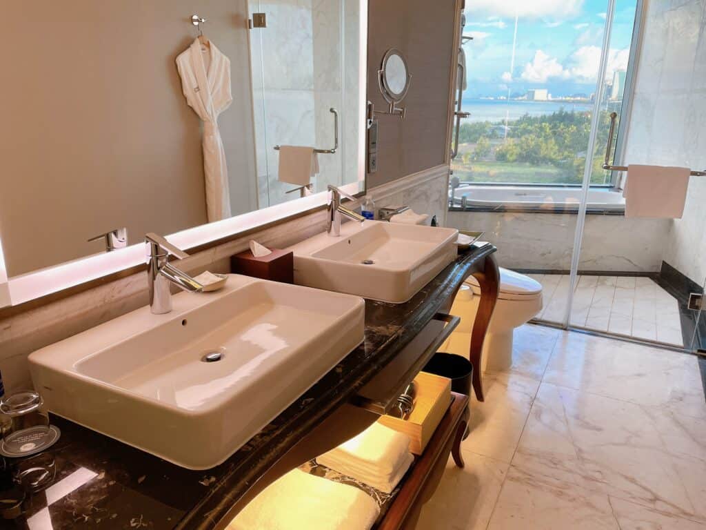 スイートルームのバスルーム