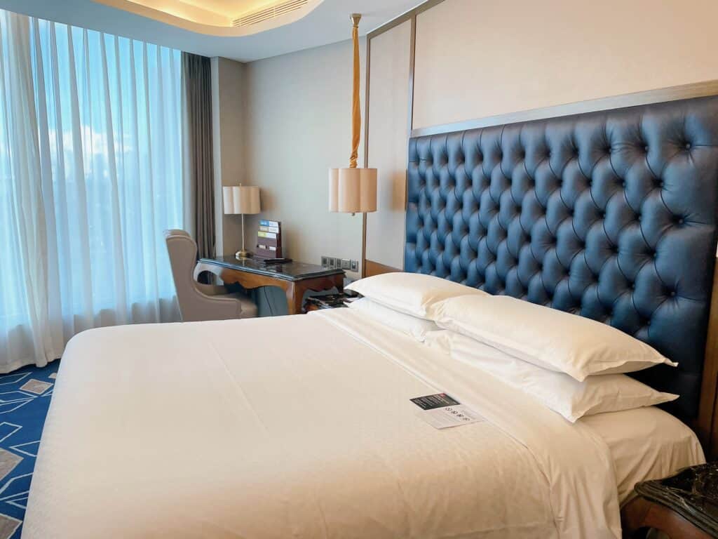 スイートルームのベッドルーム