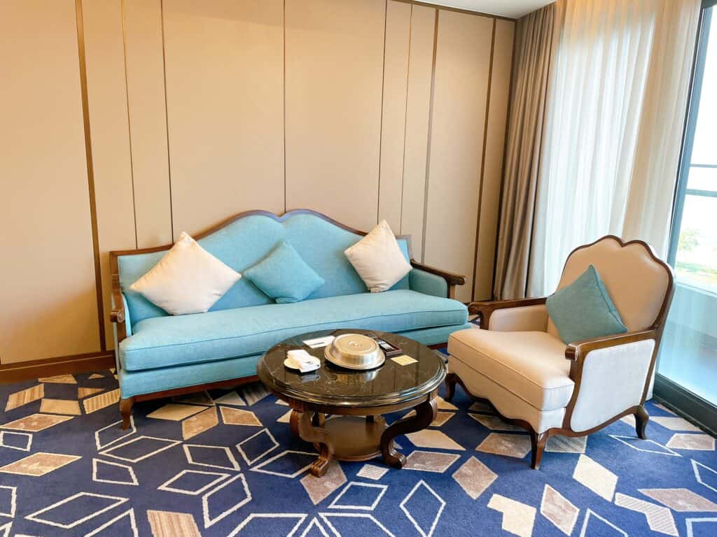 スイートルームのリビングルームエリア