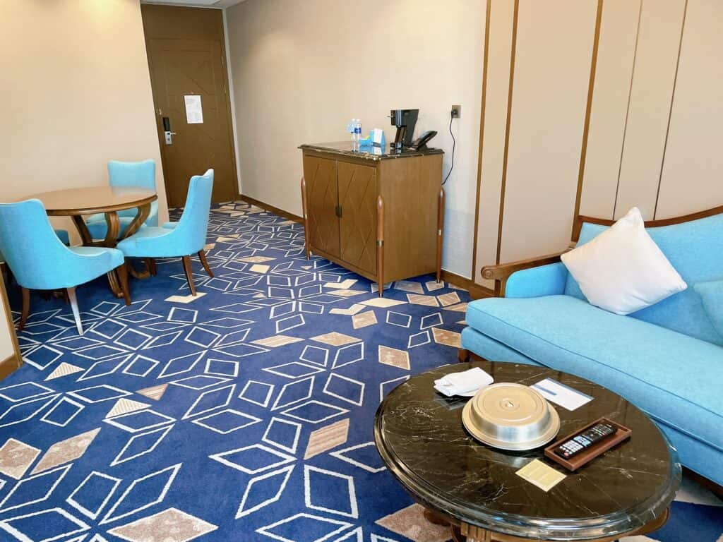 スイートルームのリビングエリア