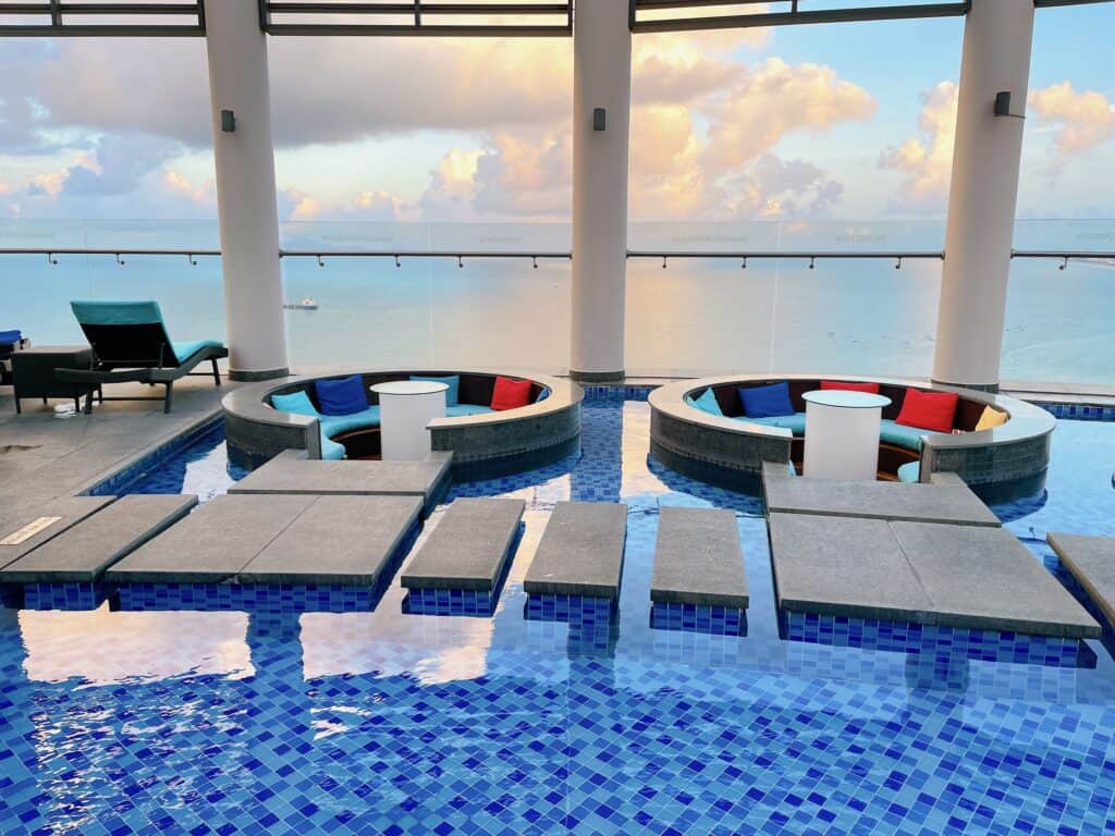 プールサイドにあるソファ