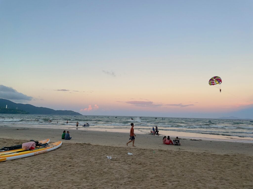 夕日が沈むマイキービーチの様子