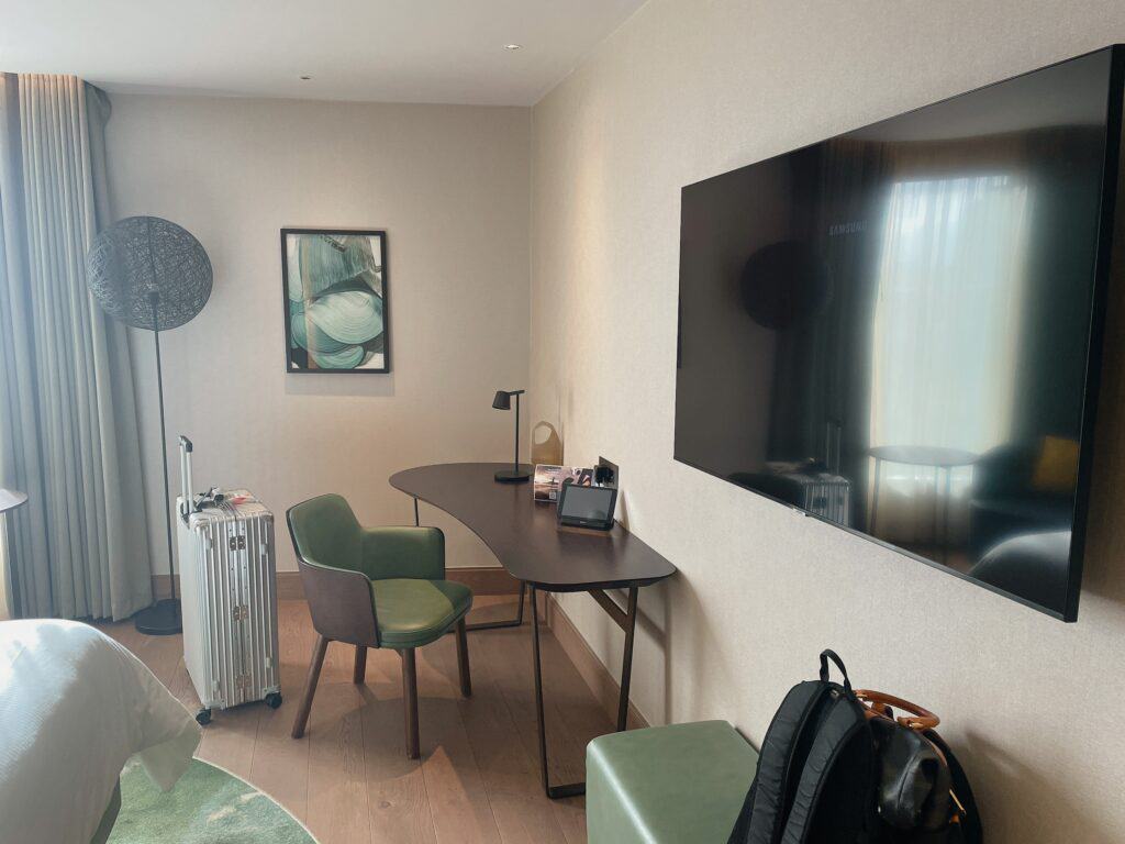 テレビとワーキングデスク