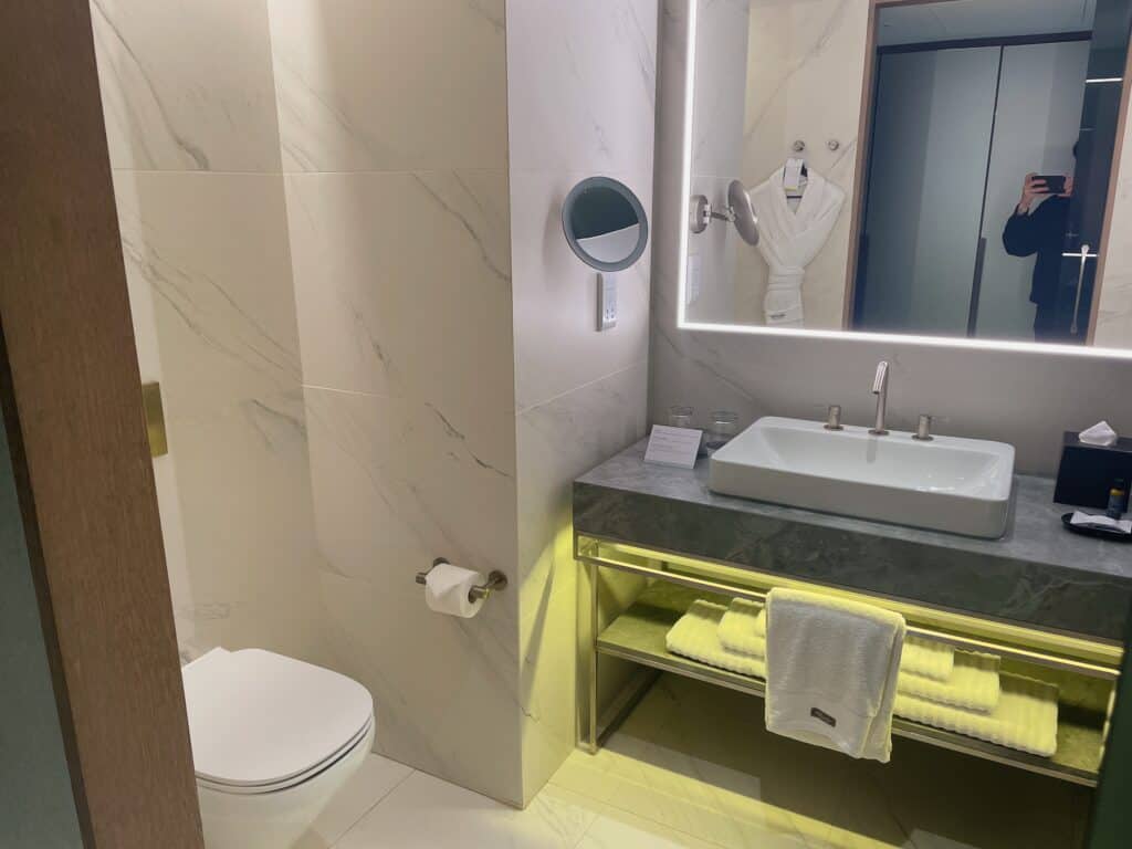 別角度から撮影したバスルーム