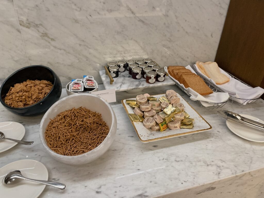 シリアルやパンコーナー