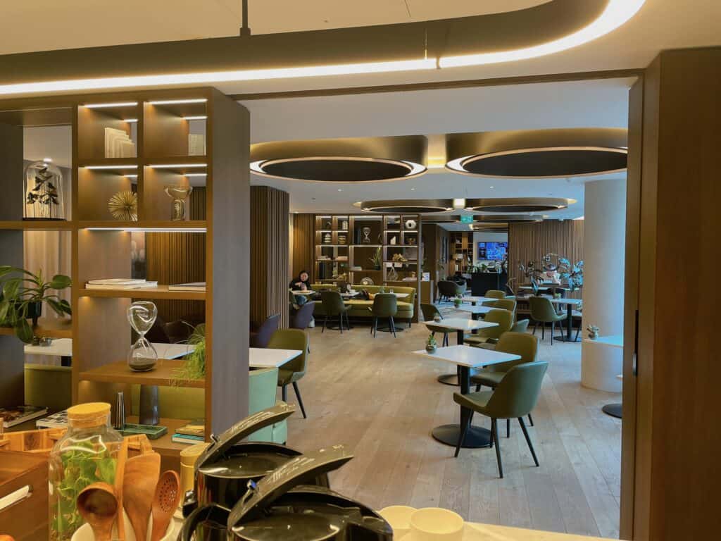 別角度から撮影したウェスティンクラブ内の様子