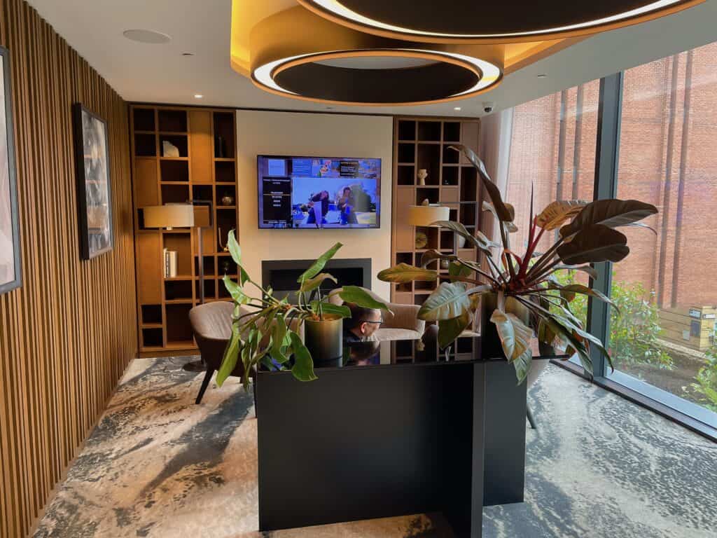 別角度から撮影したウェスティンクラブ内の様子