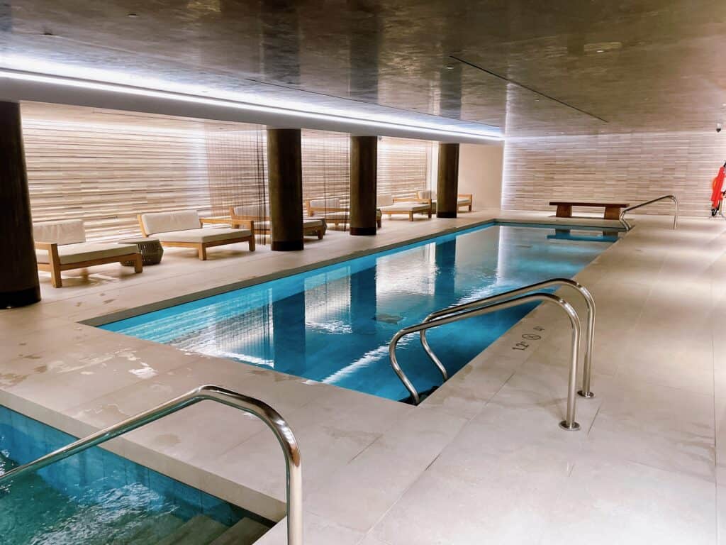 ウェスティンロンドンシティ内のプールの様子