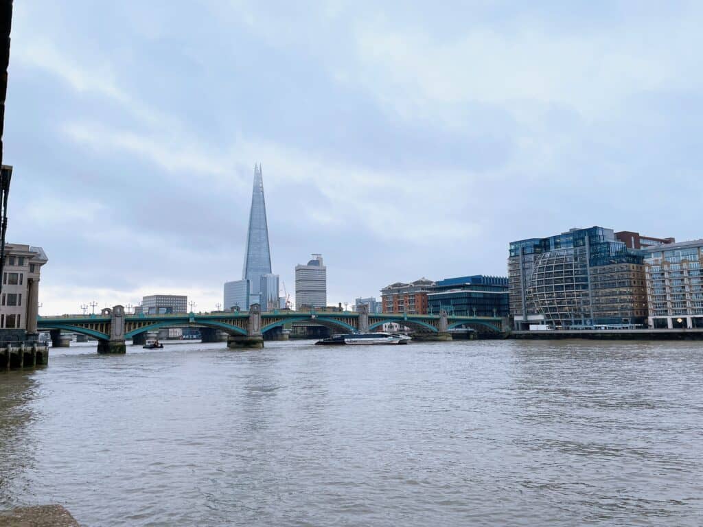 ホテルの外から眺められるテムズ川