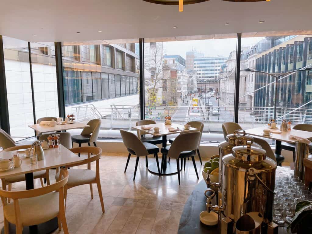 朝食会場内の様子