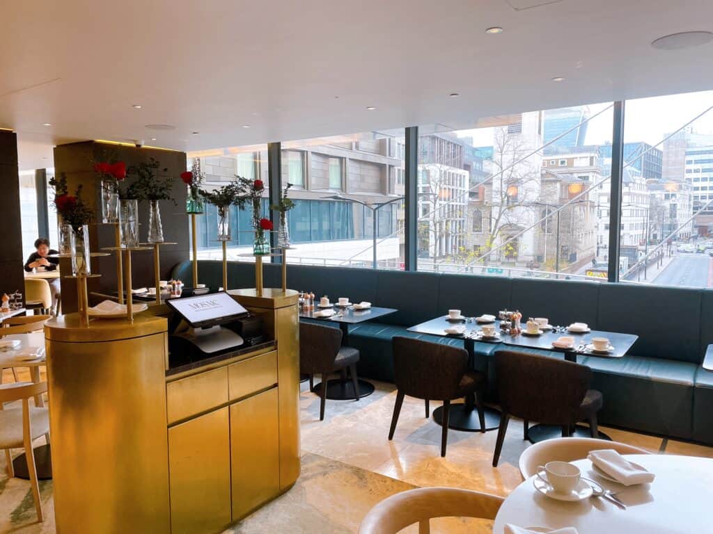 別角度から撮影した朝食会場の様子